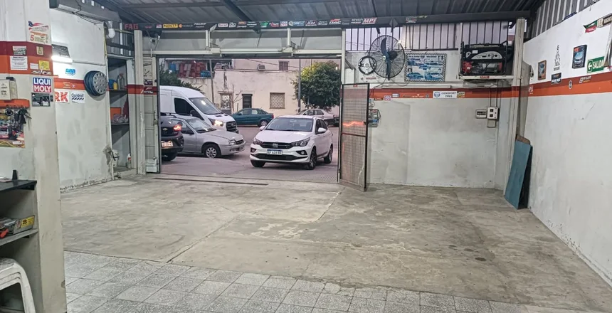 Cochera y acceso de la propiedad en Parque Avellaneda